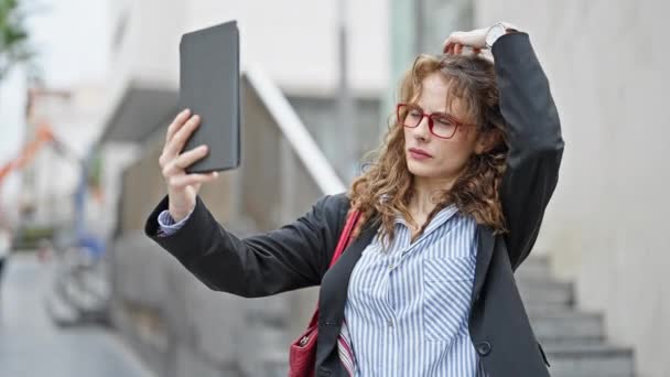 Jovem Empresária Faz Selfie Por Touchpad Rua — Vídeo de Stock