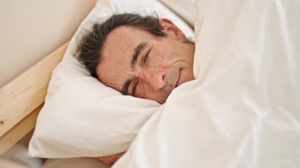 Чоловік Середнього Віку Посміхається Впевнено Лежить Ліжку Спальні — стокове відео