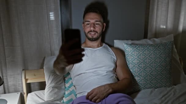 Genç Arap Yatak Odasındaki Yatakta Video Görüşmesi Yapıyor — Stok video