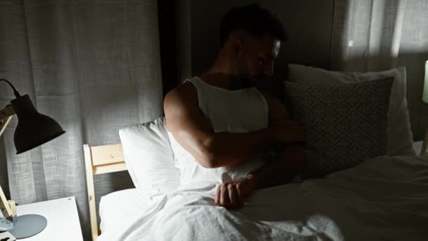 Genç Arap Adam Yatakta Oturuyor Yatak Odasında Kaşınmak Için Kolunu — Stok video