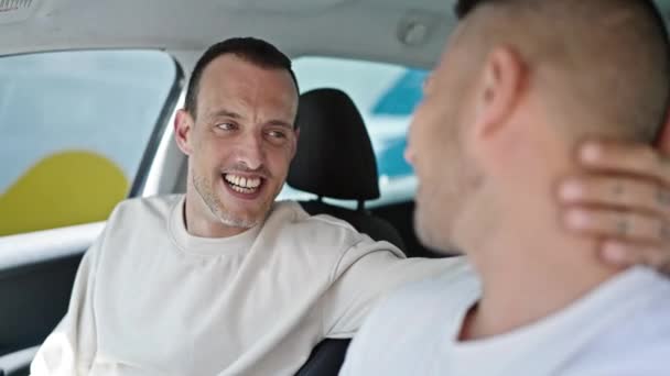 Dwóch Mężczyzn Para Jazdy Samochód Dotykając Głowy Ulicy — Wideo stockowe