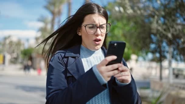 Jonge Spaanse Vrouw Met Behulp Van Smartphone Kijken Boos Park — Stockvideo