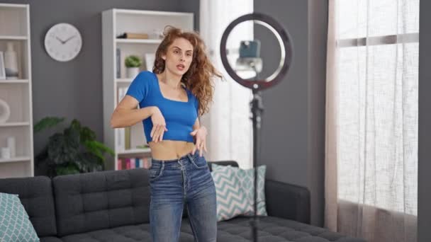Junge Frau Nimmt Anleitung Zum Tanzen Hause Auf — Stockvideo