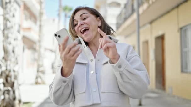 Mujer Hispana Mediana Edad Bailando Escuchando Música Smartphone Calle — Vídeo de stock