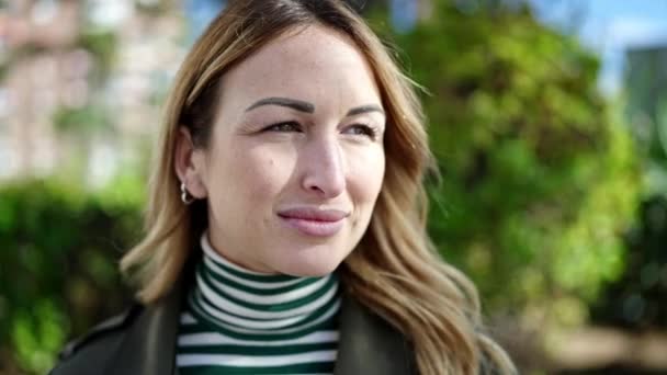 Yüzünde Ciddi Bir Ifade Olan Genç Güzel Spanyol Kadın Parkın — Stok video