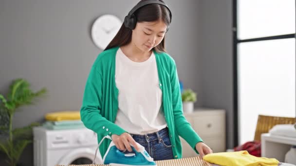 Mladá Číňanka Poslouchá Hudbu Žehlení Oblečení Prádelně — Stock video