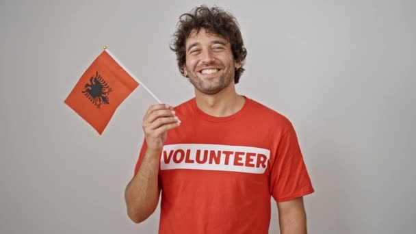Jovem Ativista Hispânico Segurando Bandeira Albaniana Sobre Fundo Branco Isolado — Vídeo de Stock
