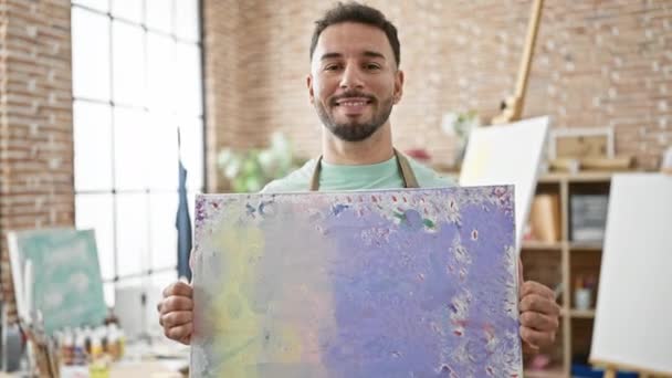 Jonge Arabische Man Kunstenaar Glimlachend Zelfverzekerd Holding Draw Kunststudio — Stockvideo