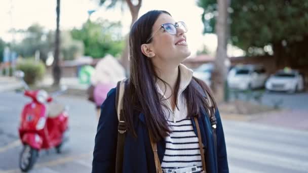 Молода Іспаномовна Жінка Турист Рюкзаку Посміхається Дивлячись Вулицю — стокове відео