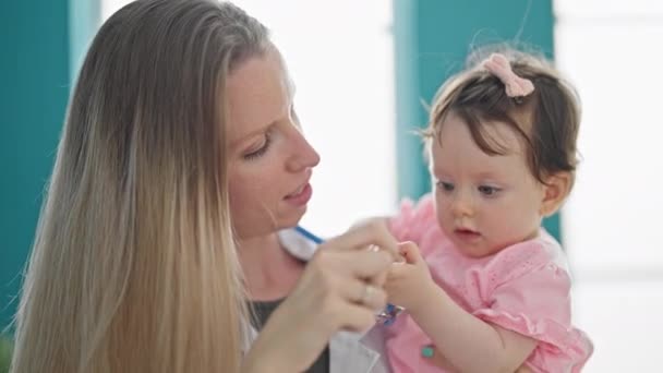 Anne Kızı Klinikte Steteskopla Oynuyorlar — Stok video