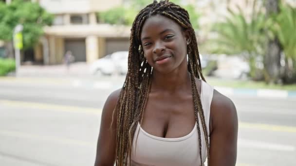 Африканська Жінка Американка Яка Впевнено Посміхається Робить Жест Серця Руками — стокове відео