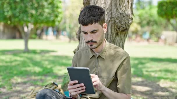 Joven Hispano Usando Touchpad Sentado Suelo Sonriendo Parque — Vídeos de Stock