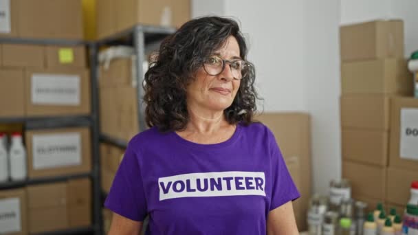 Mulher Hispânica Meia Idade Voluntária Com Rosto Sério Centro Caridade — Vídeo de Stock