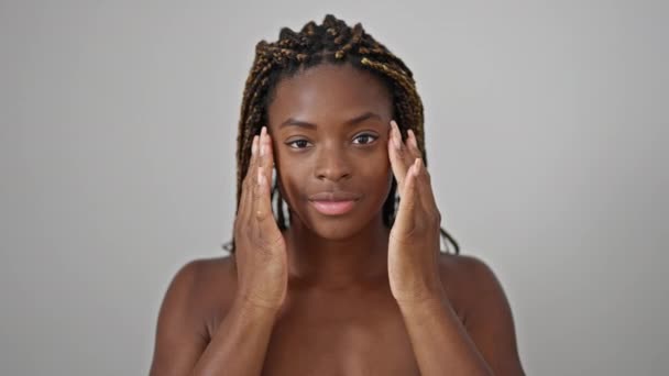 Африканская Американка Массирует Темный Круг Улыбаясь Изолированном Белом Фоне — стоковое видео
