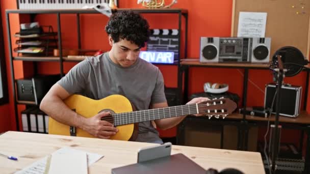 Ung Latinamerikansk Man Musiker Som Har Online Klassisk Gitarr Lektion — Stockvideo