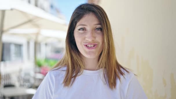 Genç Sarışın Kadın Gülümsüyor Kendinden Emin Konuşuyor — Stok video