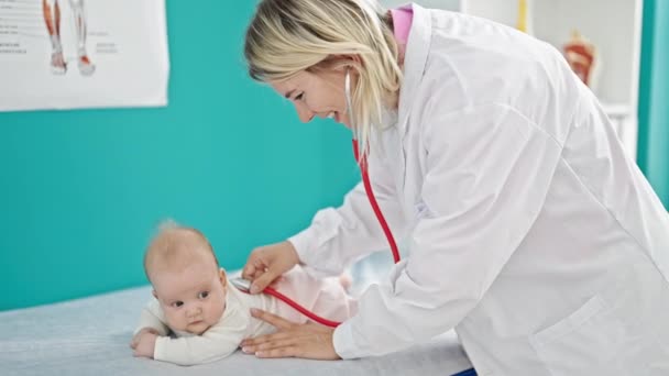 Pediatra Madre Figlia Esaminando Paziente Clinica — Video Stock