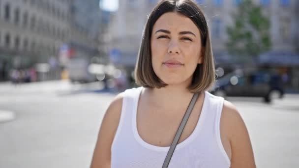 Ung Vacker Latinamerikansk Kvinna Ler Säker Stående Gatorna Wien — Stockvideo