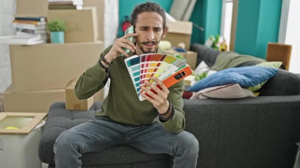 Νεαρός Ισπανόφωνος Μιλώντας Στο Smartphone Κρατώντας Τεστ Χρώματος Στο Νέο — Αρχείο Βίντεο