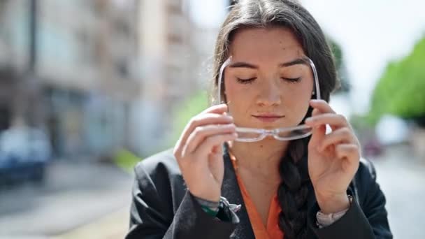 Ung Vacker Latinamerikansk Kvinna Affärsman Ler Säker Bär Glasögon Gatan — Stockvideo