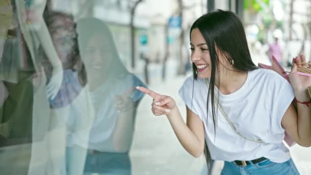 Молода Красива Іспаномовна Жінка Посміхається Йде Покупками Тримаючи Сумки Вказуючи — стокове відео