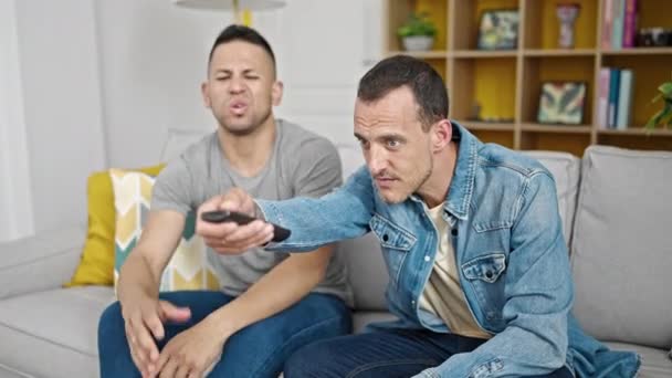 Dva Muži Sledují Televizi Bojující Dálkové Ovládání Doma — Stock video