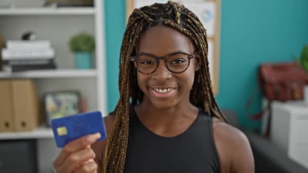 アフリカ系アメリカ人女性ビジネスワーカー オフィスで笑顔のクレジットカードを持っている — ストック動画