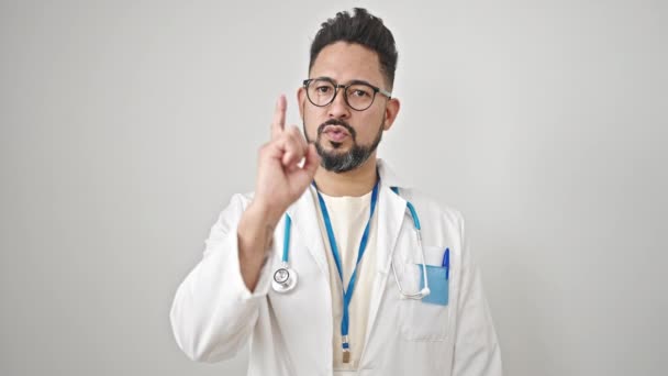 Genç Latin Doktor Parmağını Göstererek Hayır Diyor Kafası Soyutlanmış Beyaz — Stok video