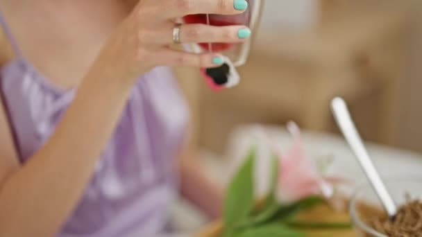 Joven Mujer Rubia Teniendo Regalo Desayuno Beber Dormitorio — Vídeos de Stock