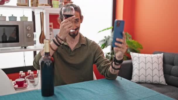 Jonge Spaanse Man Drinkt Glas Wijn Heeft Een Videogesprek Eetzaal — Stockvideo