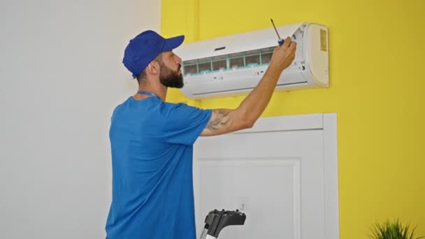 Mladý Hispánec Muž Technik Opravy Klimatizace Stroj Stojící Žebříku Doma — Stock video