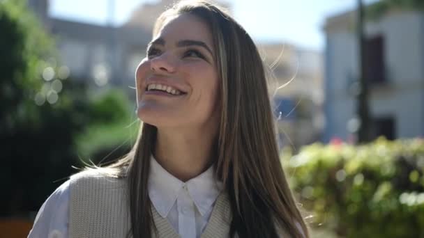 Молода Красива Іспаномовна Жінка Посміхається Дивитися Бік Вулиці — стокове відео