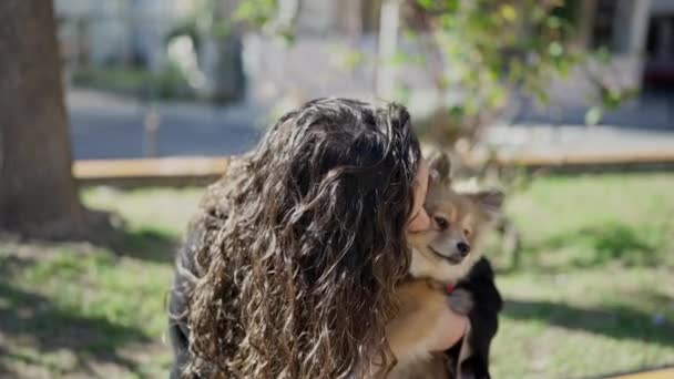 Mujer Hispana Joven Con Perro Sonriendo Confiado Sentado Banco Besándose — Vídeo de stock