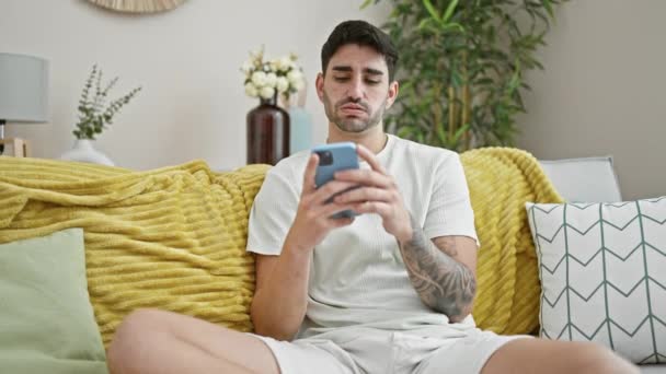Genç Spanyol Adam Akıllı Telefon Kullanıyor Evde Üzgün Bir Ifadeyle — Stok video