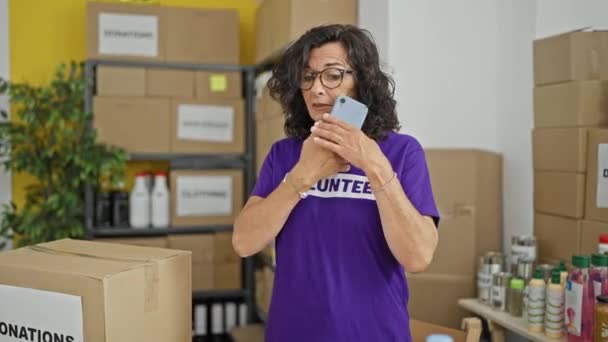 Mujer Hispana Mediana Edad Voluntaria Hablando Por Teléfono Inteligente Celebrando — Vídeos de Stock