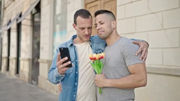 Dois Homens Casal Fazer Selfie Por Smartphone Segurando Buquê Flores — Vídeo de Stock