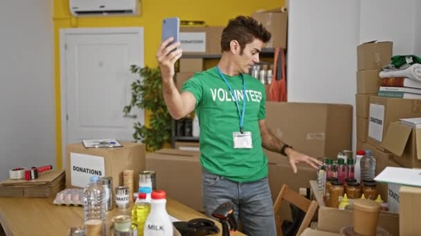 Jonge Spaanse Man Vrijwilliger Met Videogesprek Glimlachend Bij Liefdadigheidscentrum — Stockvideo