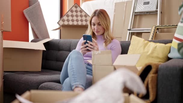 Jovem Bela Mulher Hispânica Usando Smartphone Sentado Sofá Nova Casa — Vídeo de Stock