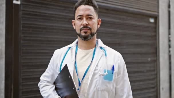Ung Latinamerikansk Man Läkare Som Håller Medicinsk Rapport Med Avslappnad — Stockvideo