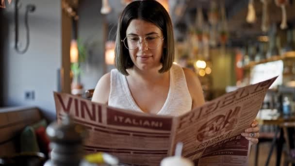 Jovem Bela Mulher Hispânica Olhando Para Menu Restaurante Restaurante — Vídeo de Stock