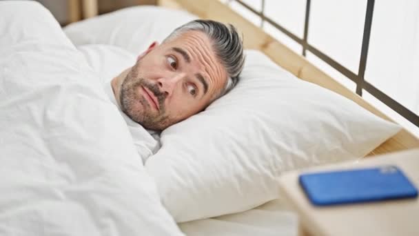 Gri Saçlı Adam Uyandı Yatak Odasından Akıllı Telefon Aldı — Stok video