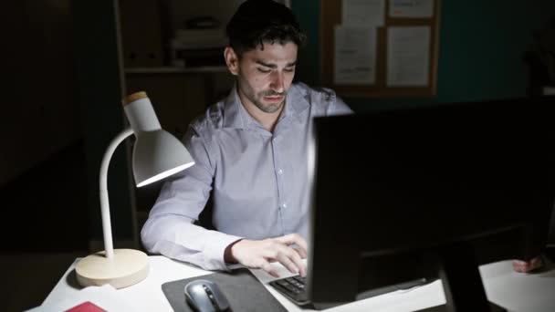 Junge Hispanische Mann Geschäftsmann Mit Computer Arbeiten Büro — Stockvideo