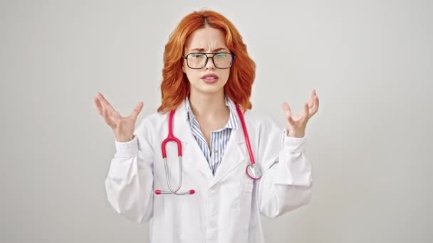 Jovem Ruiva Mulher Médico Estressado Sobre Isolado Fundo Branco — Vídeo de Stock