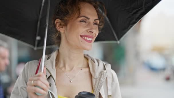 Młoda Kobieta Uśmiecha Się Pewnie Trzymając Parasol Ulicy — Wideo stockowe