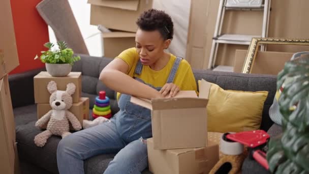 Молода Вагітна Жінка Упаковує Іграшки Одяг Картонної Коробки Новому Будинку — стокове відео