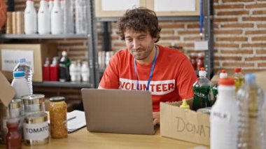 Genç İspanyol gönüllü yardım merkezinde laptopunu kullanıyor.