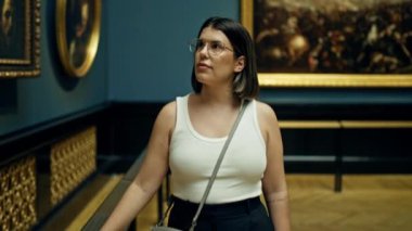 Güzel İspanyol bir kadın Viyana 'daki sanat müzesini ziyaret ediyor.