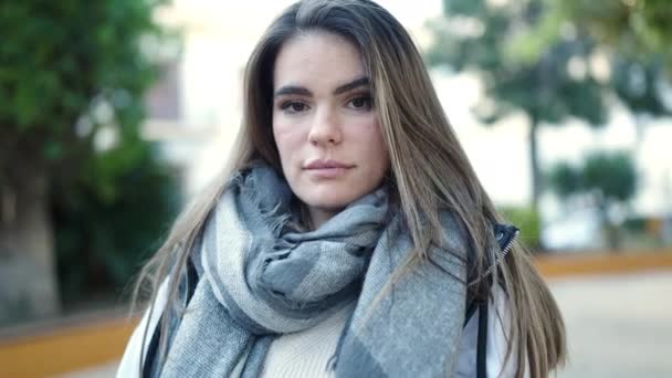 Νεαρή Όμορφη Ισπανόφωνη Γυναίκα Στέκεται Σοβαρή Έκφραση Αφήνοντας Στο Δρόμο — Αρχείο Βίντεο