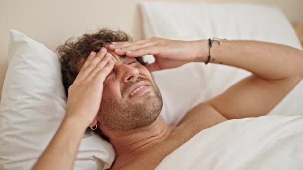 Jonge Spaanse Man Lijden Aan Hoofdpijn Liggend Bed Shirtloos Slaapkamer — Stockvideo