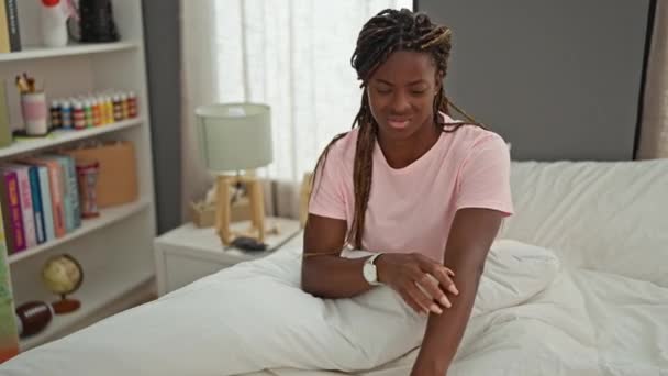 アフリカ系アメリカ人女性ベッドに座って寝室でかゆみのあるアーム — ストック動画